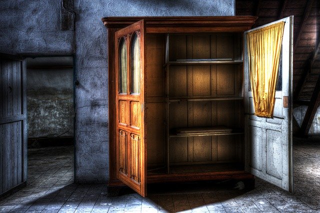 closet-426386_640