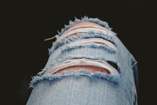 roztrhané džíny