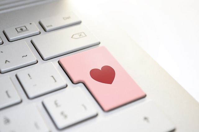 symbol lásky přes internet – klávesnice se srdcem na místě enteru